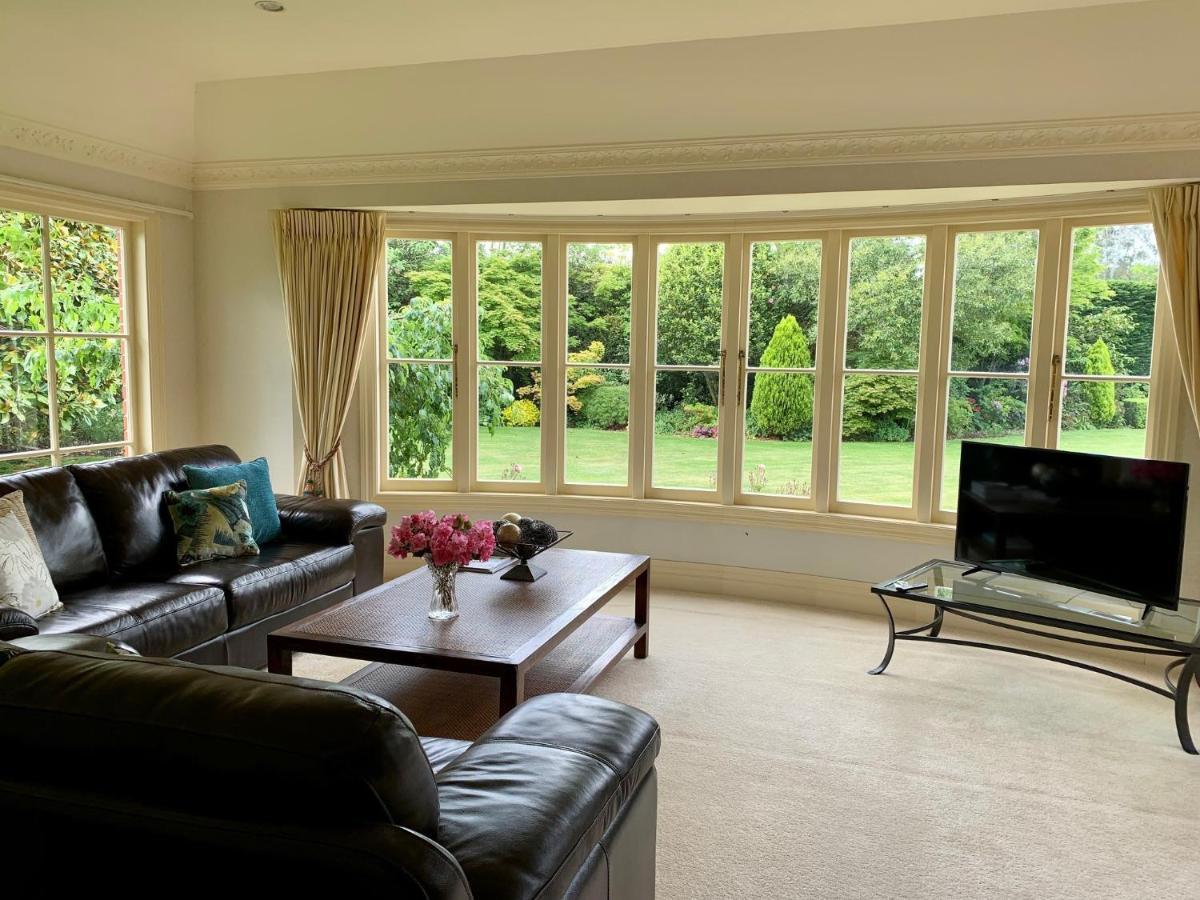 Pin Oaks Luxury Bed & Breakfast Palmerston North Exteriör bild