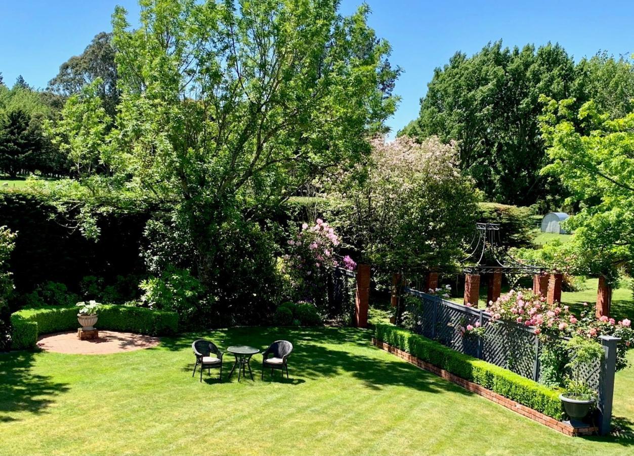 Pin Oaks Luxury Bed & Breakfast Palmerston North Exteriör bild