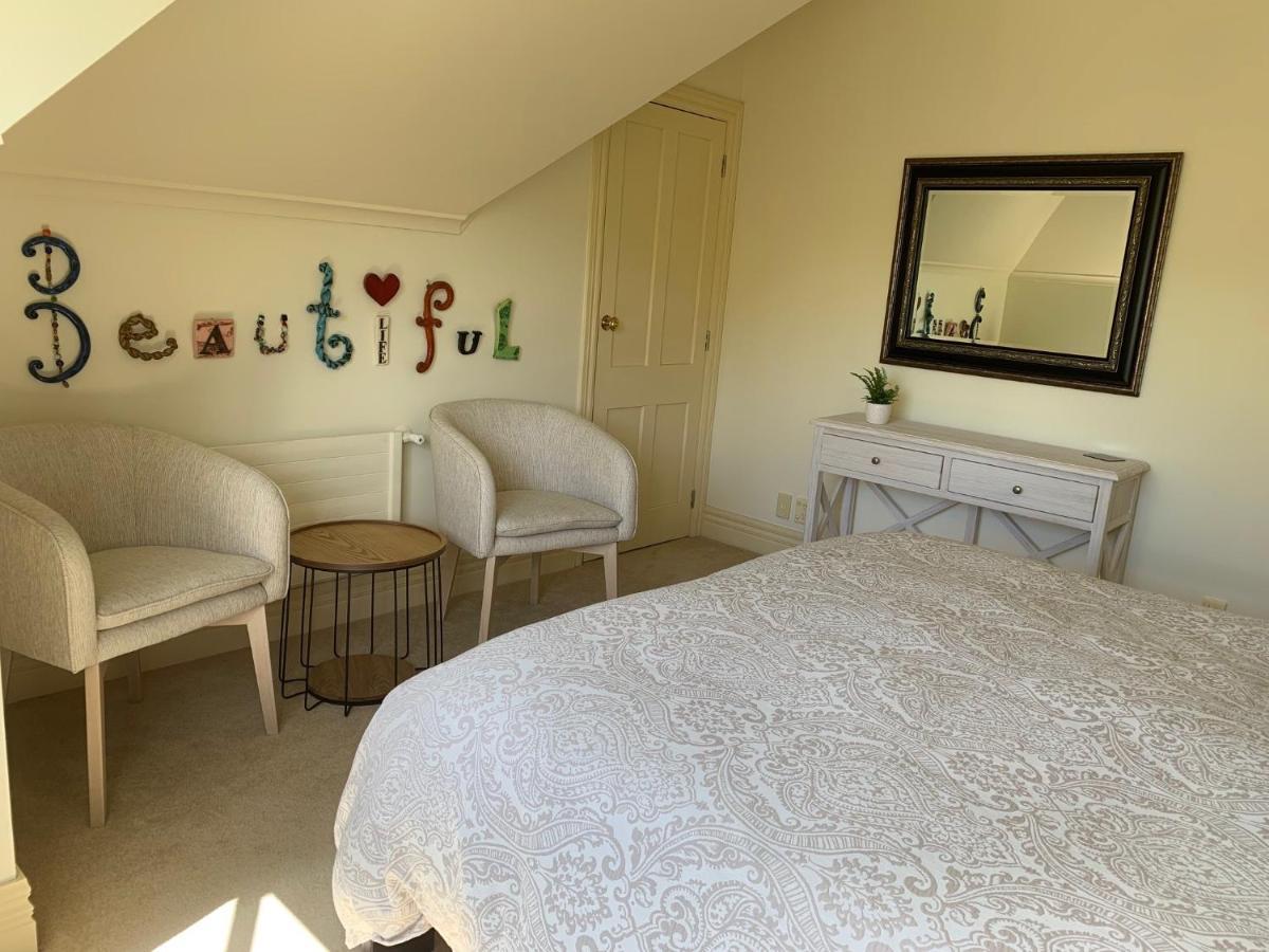 Pin Oaks Luxury Bed & Breakfast Palmerston North Exteriör bild